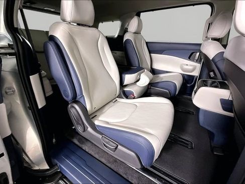New 2026 Kia Carnival EX FWD image 11