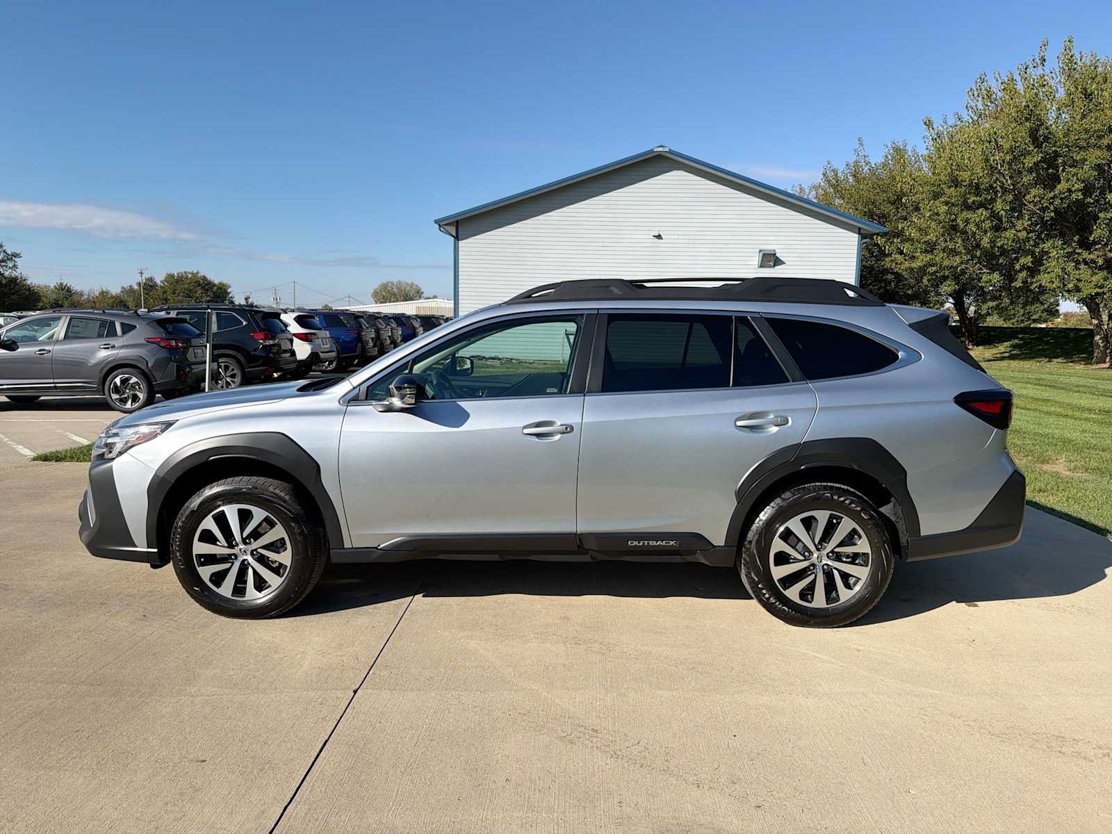 Used 2024 Subaru Outback Premium AWD/4WD image 3