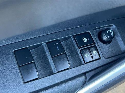 Used 2025 Toyota Corolla Cross XLE FWD image 12