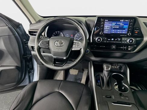 Used 2020 Toyota Highlander XLE FWD image 23
