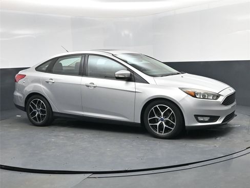 Used 2017 Ford Focus SEL image 2