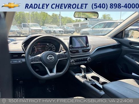 Used 2025 Nissan Altima 2.5 SV FWD image 13