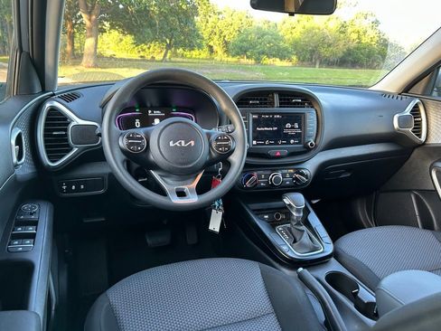 Used 2025 Kia Soul LX image 12