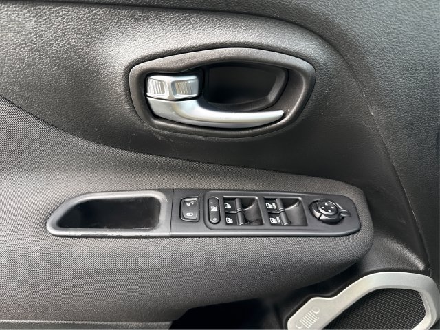 Used 2021 Jeep Renegade Latitude AWD/4WD image 21
