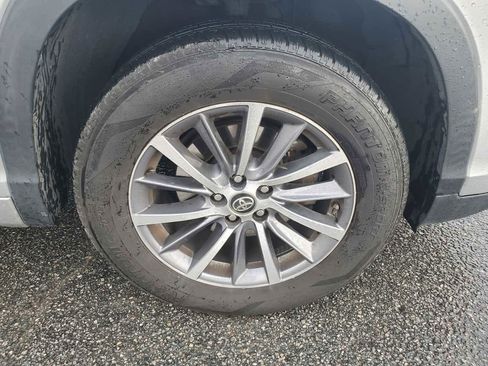 Used 2017 Toyota Highlander XLE image 3