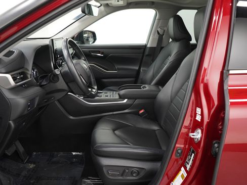 Used 2021 Toyota Highlander XLE image 25