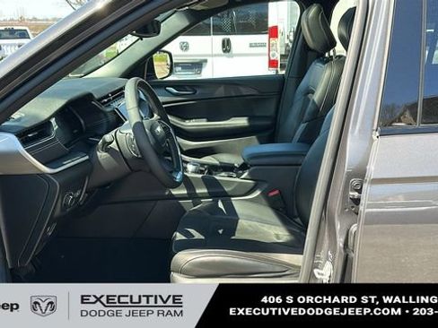 Used 2023 Jeep Grand Cherokee Altitude image 9