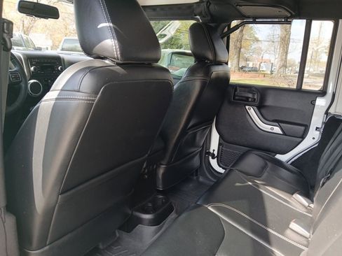 Used 2016 Jeep Wrangler Unlimited Rubicon w/ Max Tow Package image 11