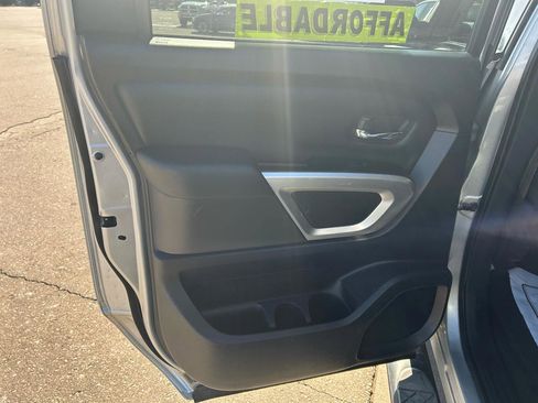 Used 2017 Nissan Titan SV image 17