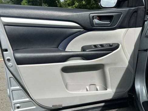 Used 2019 Toyota Highlander XLE AWD/4WD image 23