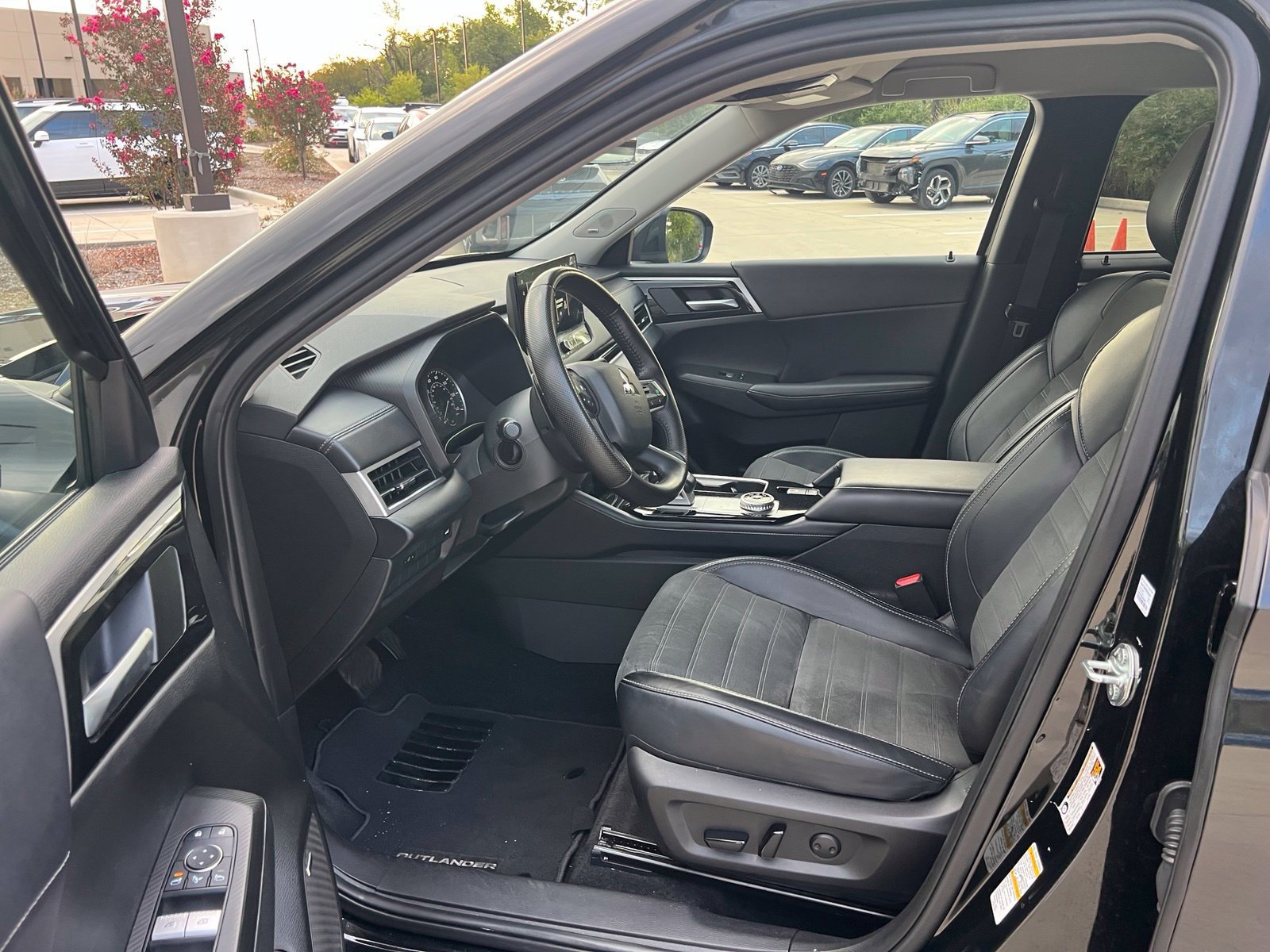Used 2025 Mitsubishi Outlander SE FWD image 25