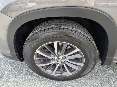 Used 2018 Toyota Highlander XLE image 12