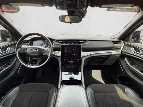 Used 2022 Jeep Grand Cherokee Altitude AWD/4WD image 15