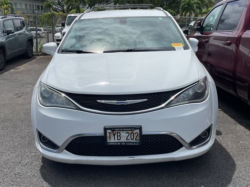 Used 2020 Chrysler Pacifica Touring-L FWD image 1