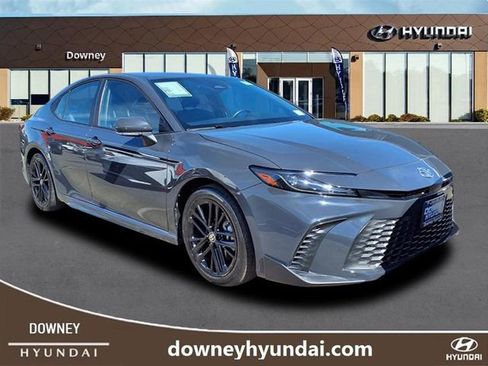 Used 2025 Toyota Camry SE image 2