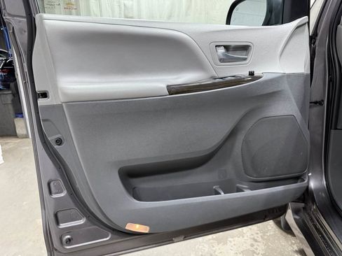 Used 2020 Toyota Sienna XLE w/ XLE Navigation Package image 8