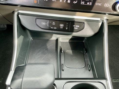 Used 2025 Kia Carnival EX image 34