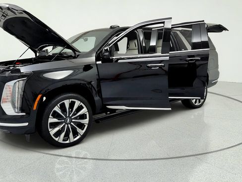 Certified 2026 Cadillac Escalade ESV Platinum Luxury w/ LPO, Floor Liner Package AWD/4WD image 9