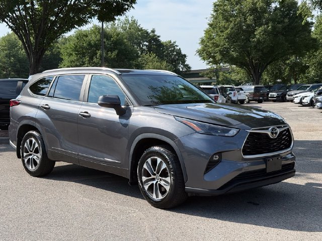 Used 2023 Toyota Highlander XLE AWD/4WD image 1