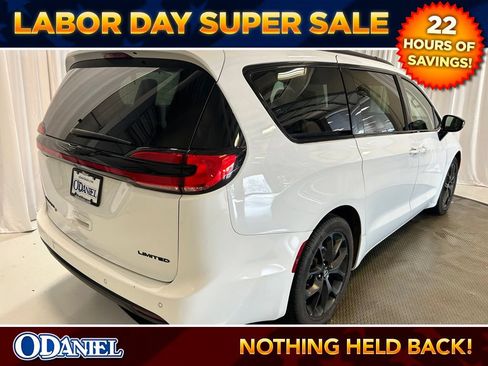 Used 2025 Chrysler Pacifica Limited FWD image 30