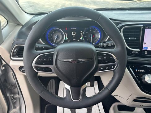 Used 2022 Chrysler Pacifica Touring-L AWD/4WD image 16