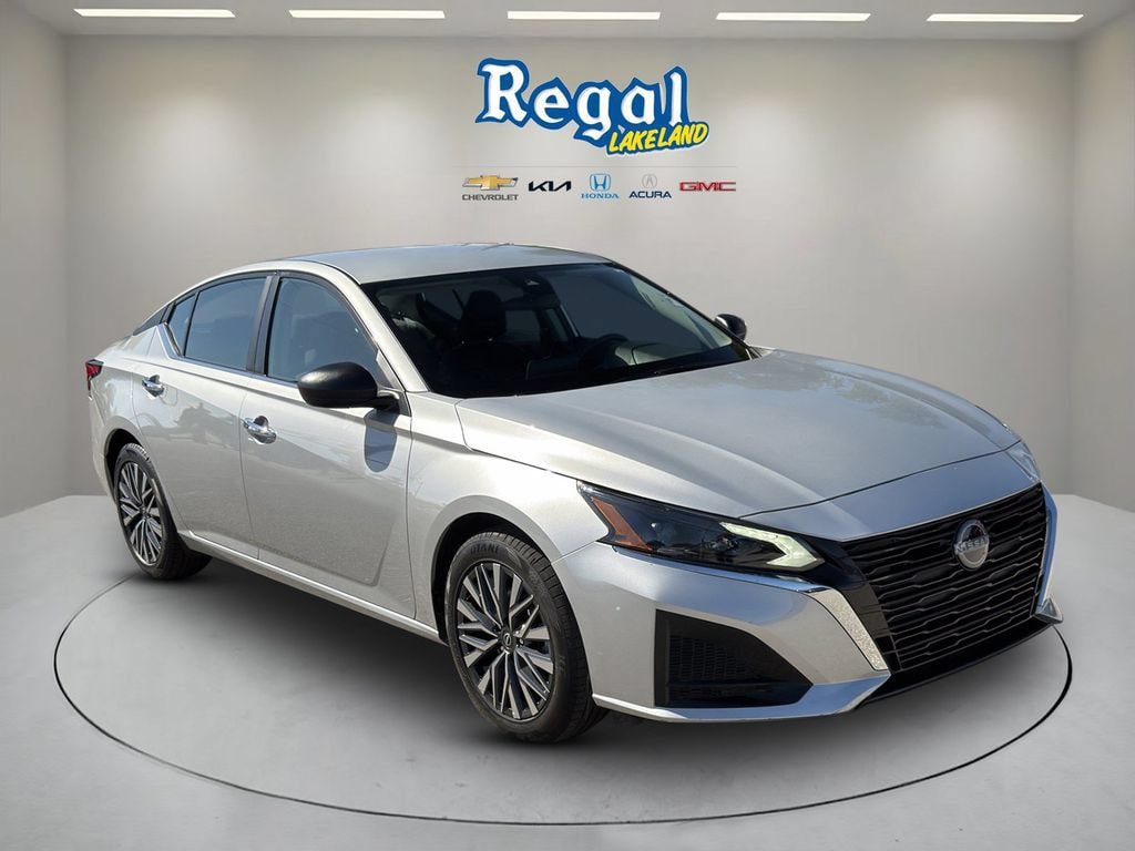 Used 2025 Nissan Altima 2.5 SV FWD image 1