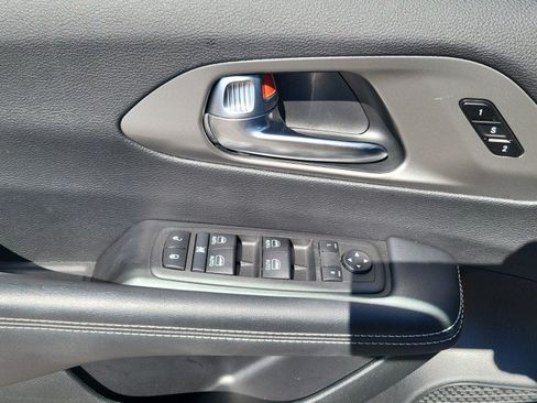 Used 2025 Chrysler Pacifica Select FWD image 13