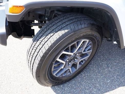 Used 2024 Jeep Wrangler Sahara image 13