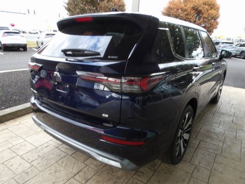 New 2025 Mitsubishi Outlander SE image 7