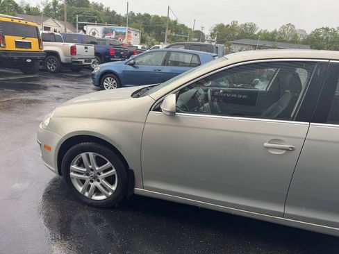 Used 2010 Volkswagen Jetta TDI FWD image 4