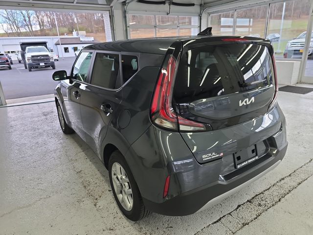 Used 2025 Kia Soul LX FWD image 3