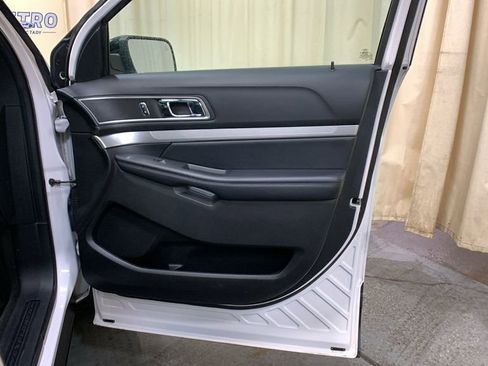 Certified 2017 Ford Explorer XLT w/ Equipment Group 202A image 10