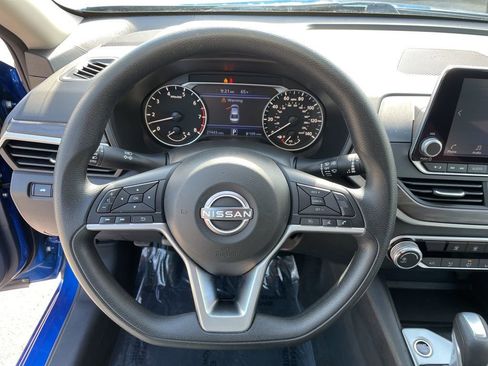 Used 2025 Nissan Altima 2.5 SV image 12