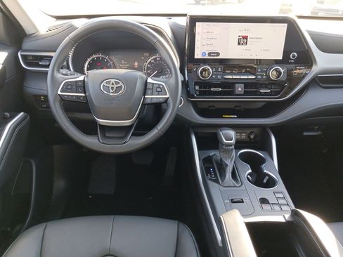 Used 2025 Toyota Highlander XLE image 29