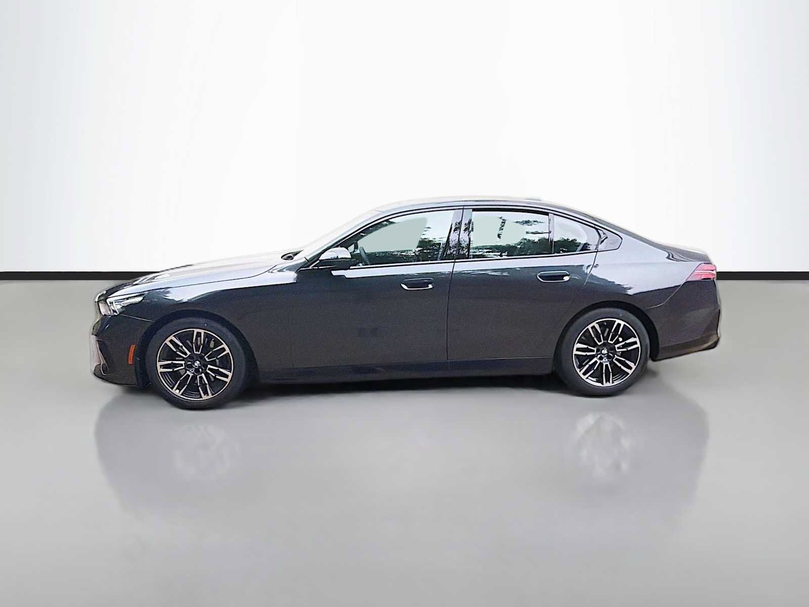 Used 2026 BMW 530i xDrive w/ M Sport Package AWD/4WD image 5