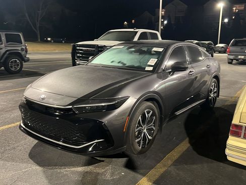 Used 2023 Toyota Crown Limited image 2