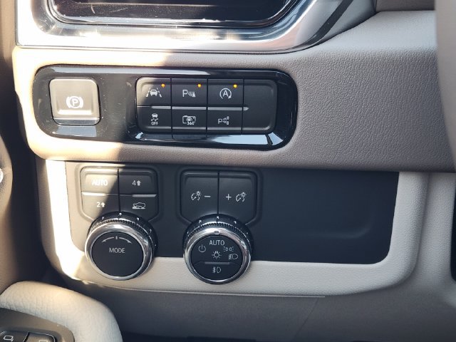 Used 2026 GMC Yukon Denali w/ Sun & Power Step Package AWD/4WD image 21