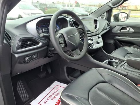 Used 2025 Chrysler Pacifica Limited image 14