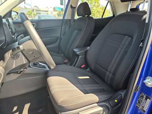 Used 2025 Hyundai Venue SEL FWD image 25