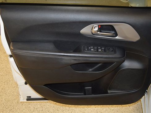 Used 2019 Chrysler Pacifica Touring-L Plus w/ S Appearance Package image 16