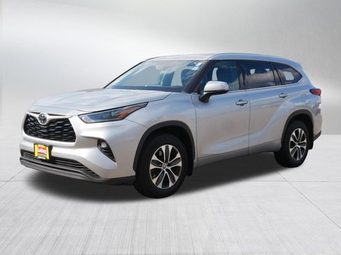 Used 2021 Toyota Highlander XLE AWD/4WD image 3
