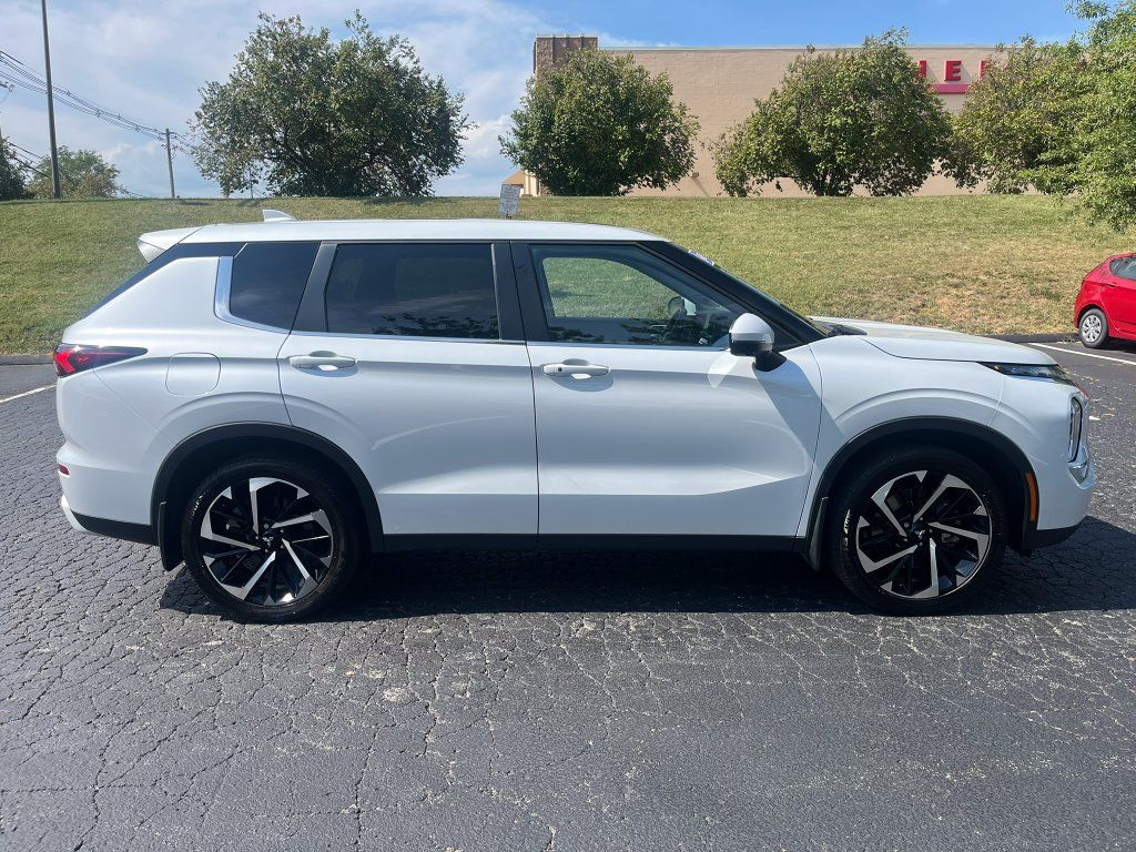 Used 2024 Mitsubishi Outlander SE Black Edition AWD/4WD image 4