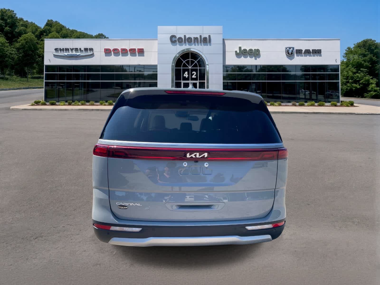 Used 2024 Kia Carnival EX FWD image 4