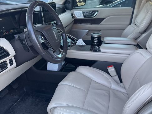 Used 2020 Lincoln Navigator Reserve w/ Luxury Package image 3