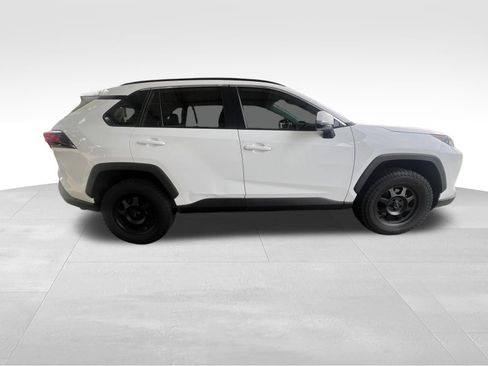 Used 2021 Toyota RAV4 LE AWD/4WD image 4
