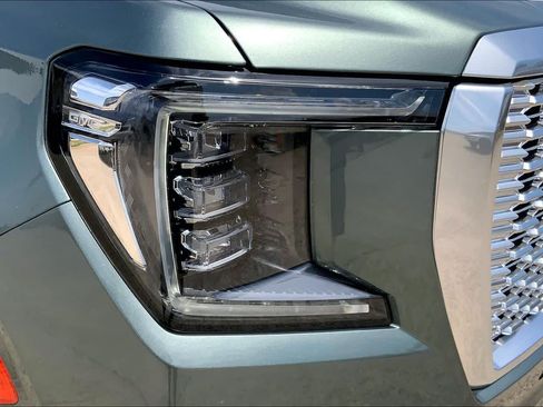 Used 2024 GMC Yukon Denali w/ Advanced Technology Package AWD/4WD image 28
