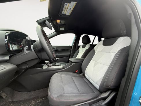 Used 2025 Chevrolet Trax RS w/ Driver Confidence Package FWD image 9