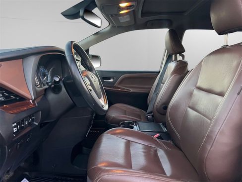 Used 2018 Toyota Sienna Limited image 24