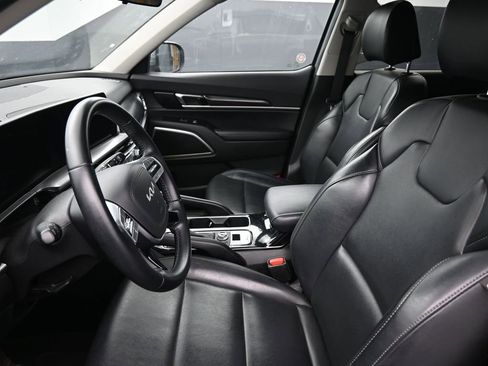 Used 2025 Kia Telluride S image 19