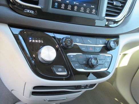 Used 2020 Chrysler Pacifica Touring-L image 22